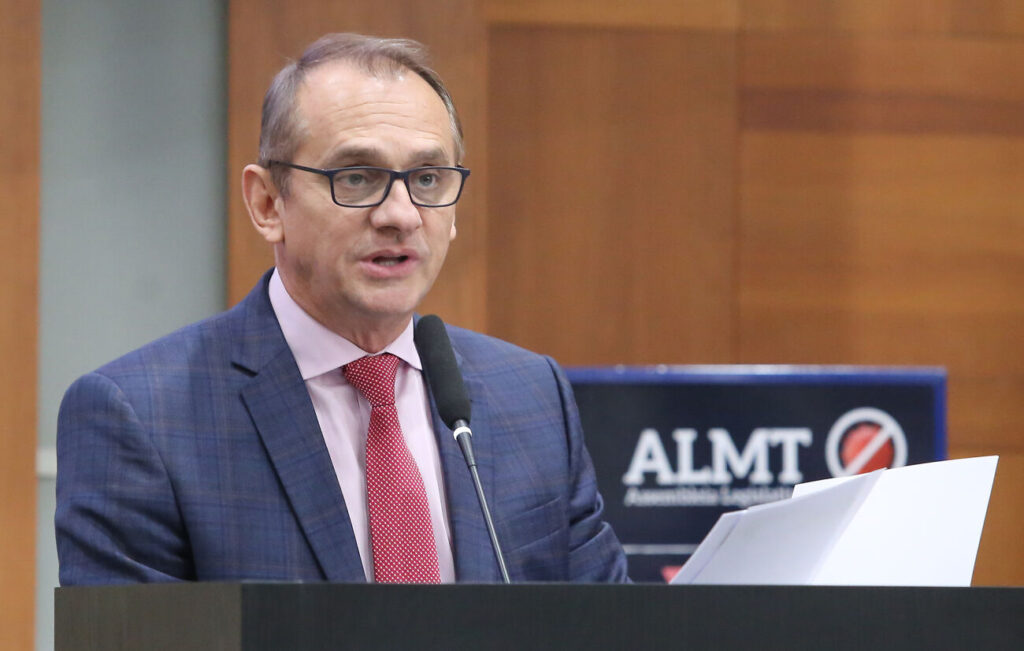 Wilson Santos propina servidores SES