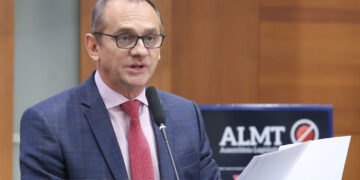 Wilson Santos propina servidores SES