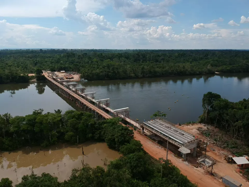 Construção de ponte sobre o rio Arinos