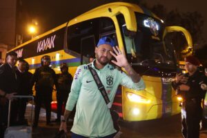 Neymar peru. Seleção brasileira chega ao peru