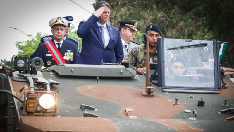 Governador Tarcísio em um tanque