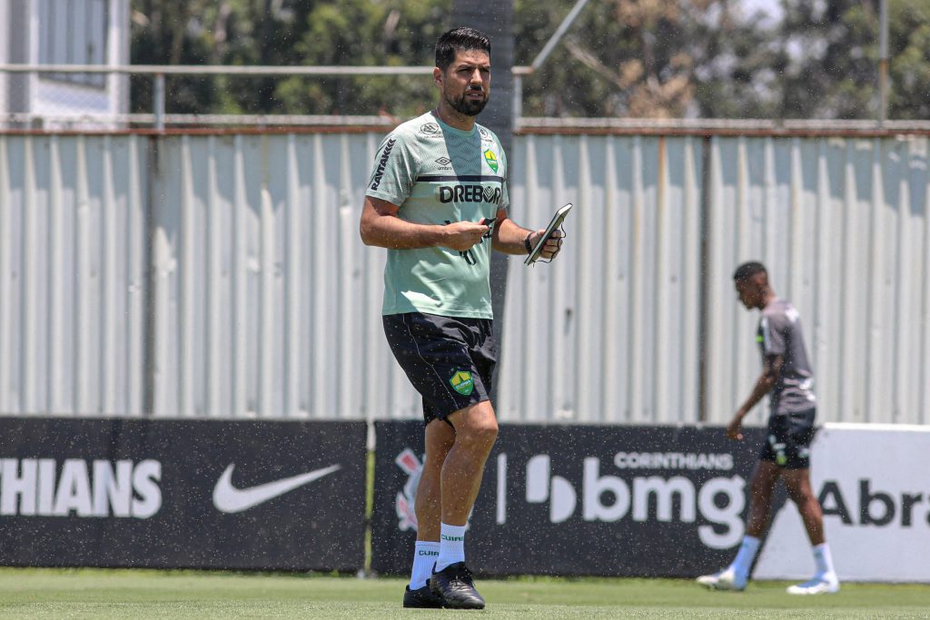Cuiabá enfrenta o Santos