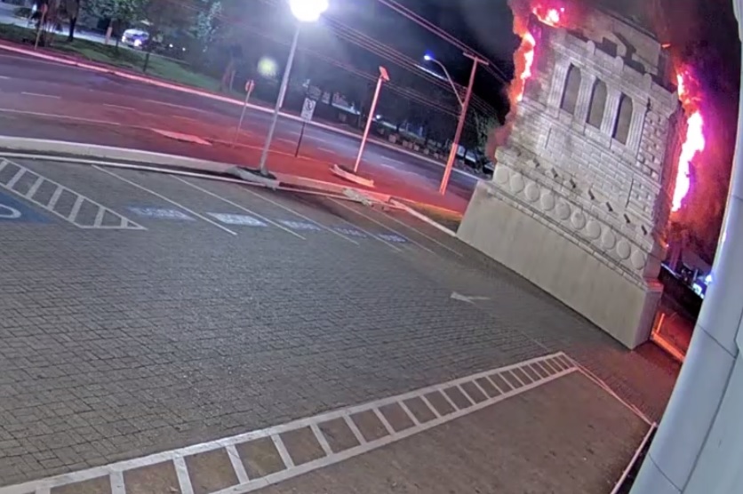 fogo em estátua a Havan