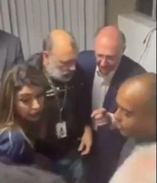 Geraldo Alckmin socorre homem durante evento