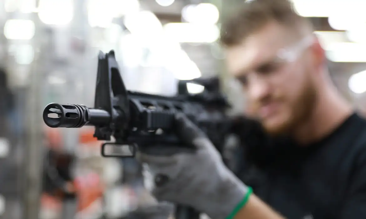 Política armamentista levou a boom no registro de armas em MT