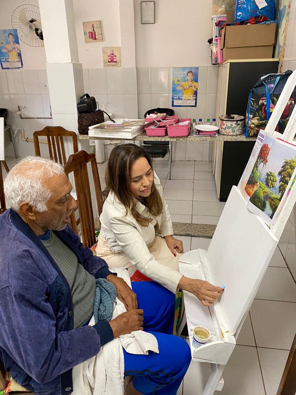 aula de artes no Abrigo Bom Jesus