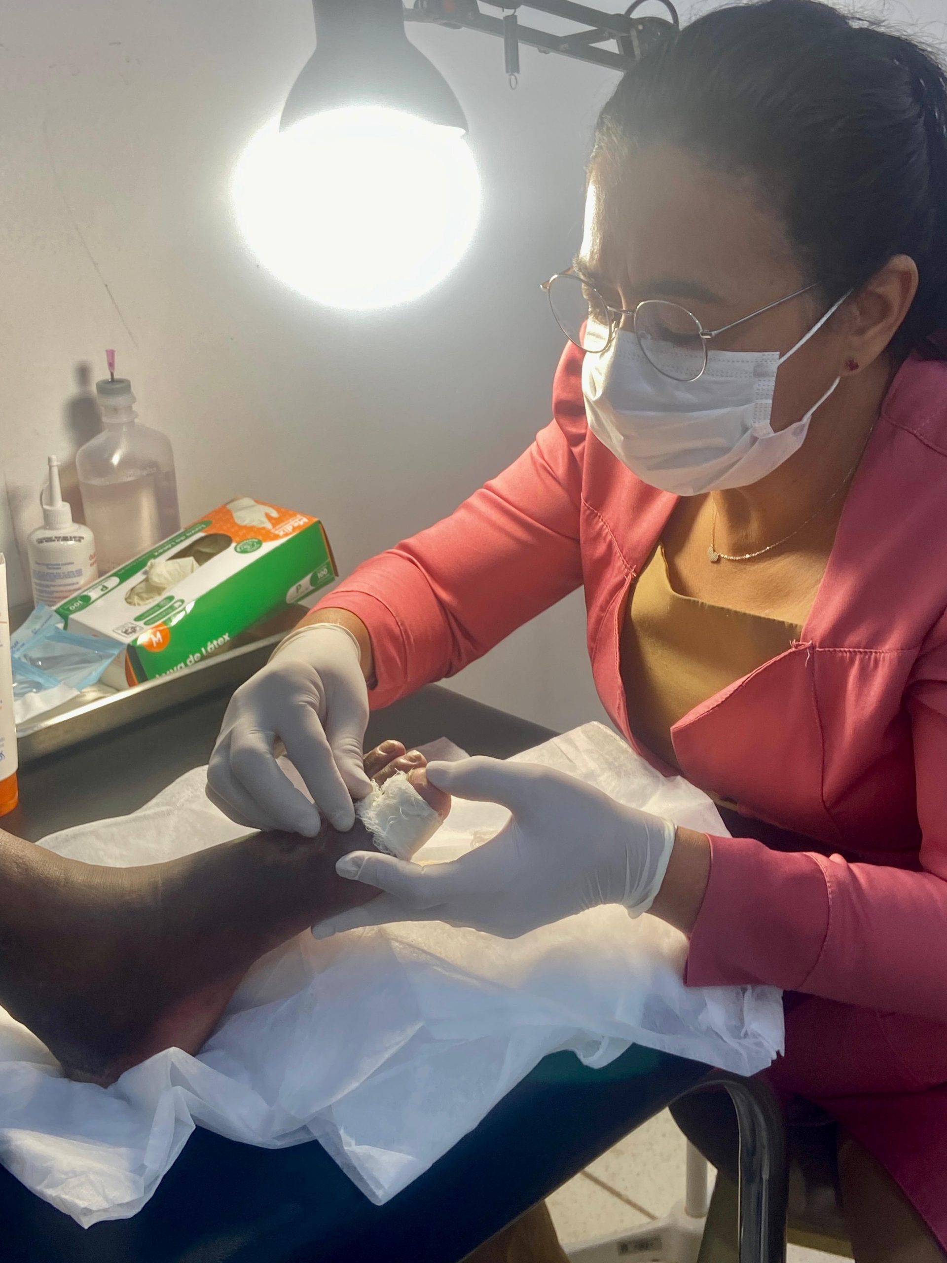 Elenize Souza é enfermeira com experiência em lesões complexas e atua na rede municipal de saúde em Cuiabá.